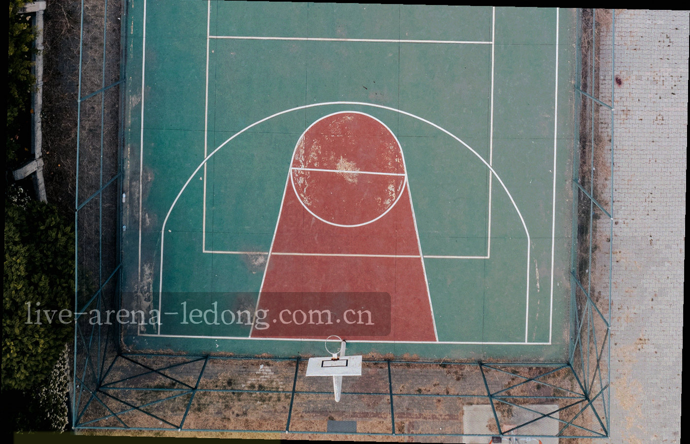夜间场馆入口通道的空镜，地面灯带拉出延伸感，没有文字与人物